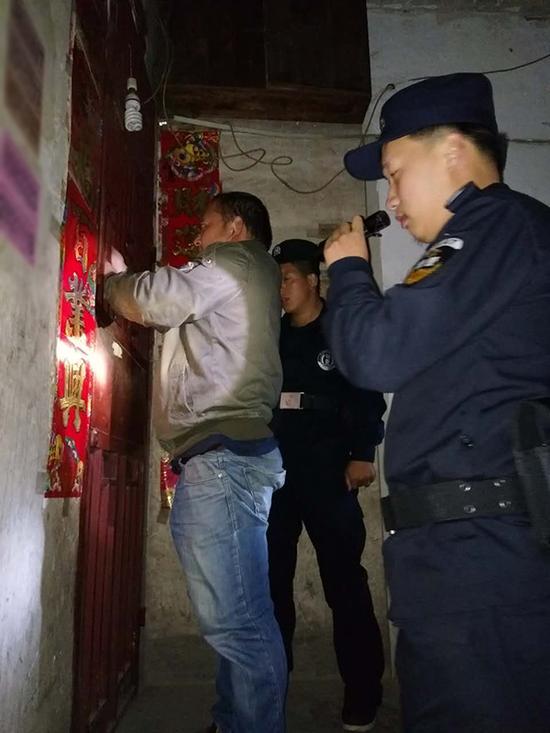 安顺粗心妈妈误将幼女锁家中 